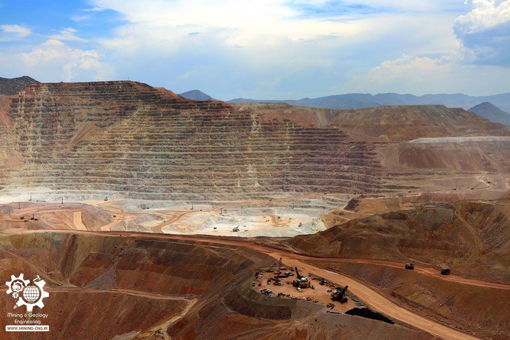 معدن‌ مس‌ Tucson Arizona در حال استخراج ماده‌ی معدنی‌